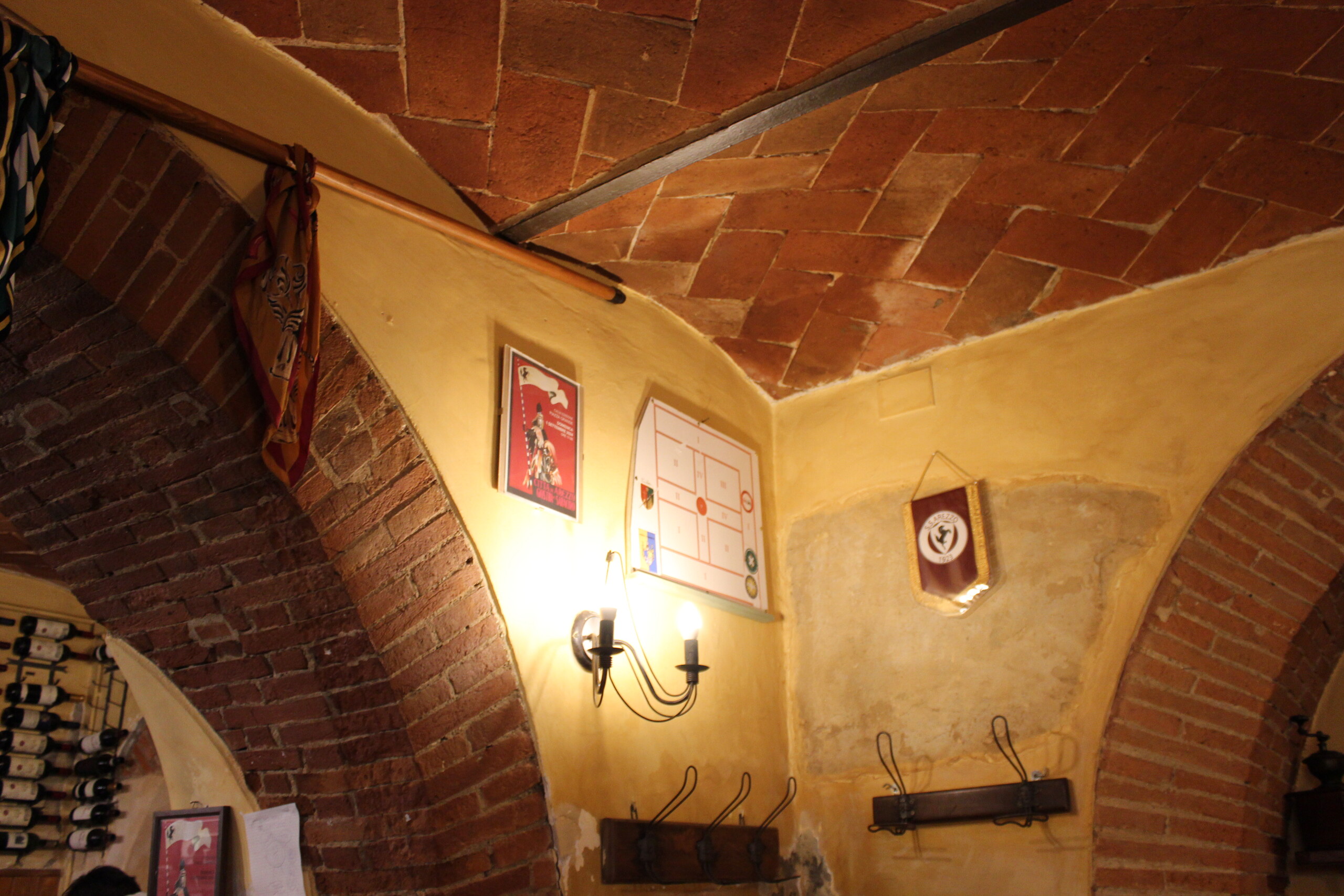 The brick vaults of Il Cantuccio's historic interior