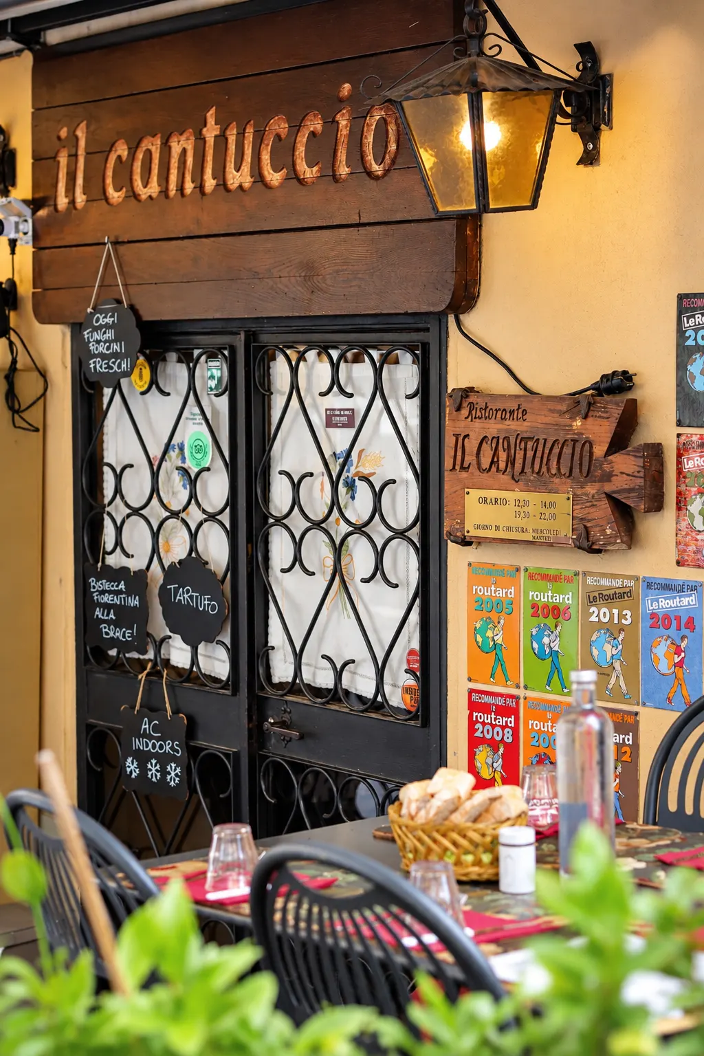 The entrance to Il Cantuccio restaurant